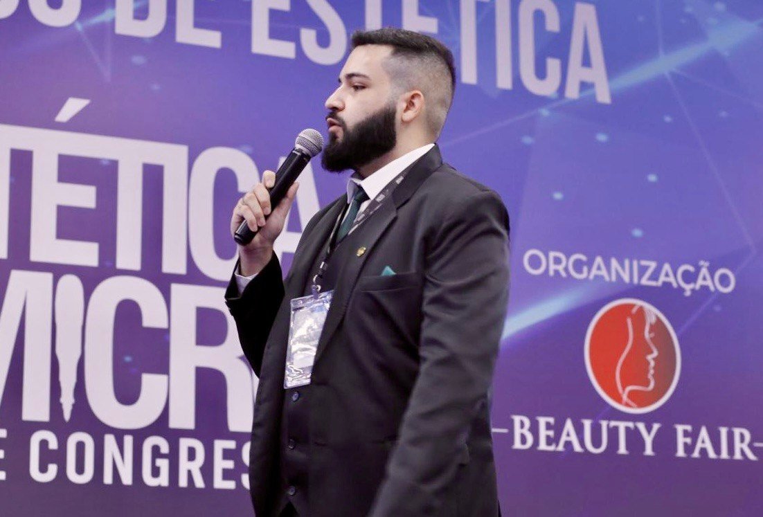 Guilherme Freitas palestrando em Congresso da Beauty Fair