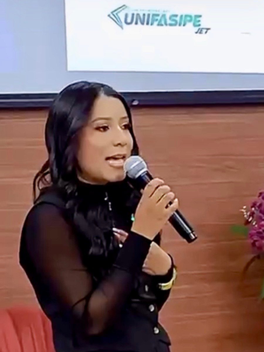 Dra. Erika Vitorino em palestra na UNIFASIPE